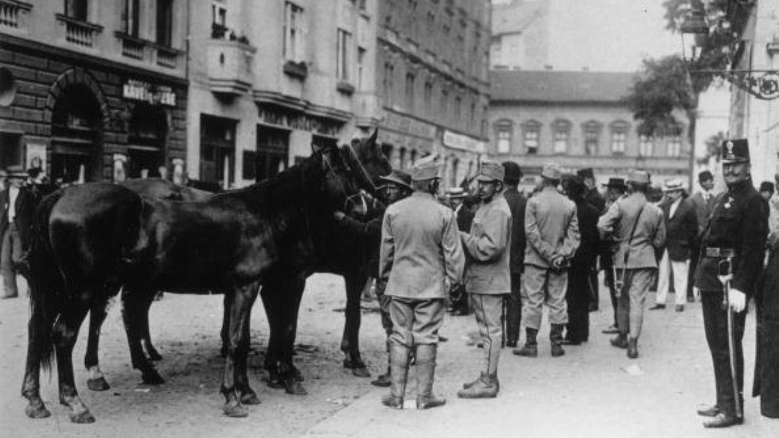 Lovakat rekvirálnak - Mozgósítás az Osztrák Magyar Monarchiában, 1914. (Fotó: Keystone/GettyImages)