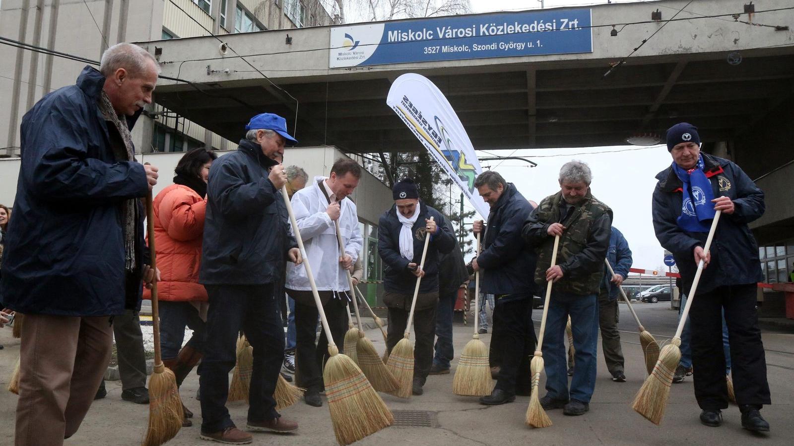 A közlekedési szakszervezetek február 3-án tartottak demonstrációt a Miskolc Városi Közlekedési Zrt. telephelyénél FOTÓ: VAJDA J