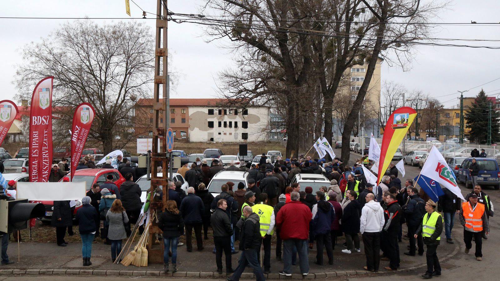 A közlekedési szakszervezetek február 3-án tartottak demonstrációt a Miskolc Városi Közlekedési Zrt. telephelyénél  MTI Fotó: Va