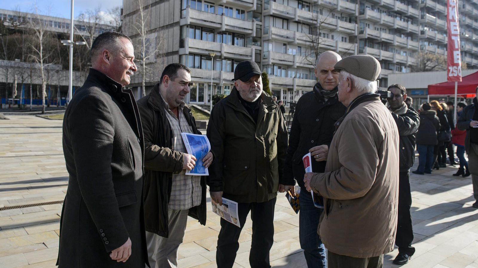 Az MSZP országgyűlési képviselői Salgótarján Fő terén február 11-én. MTI Fotó: Komka Péter