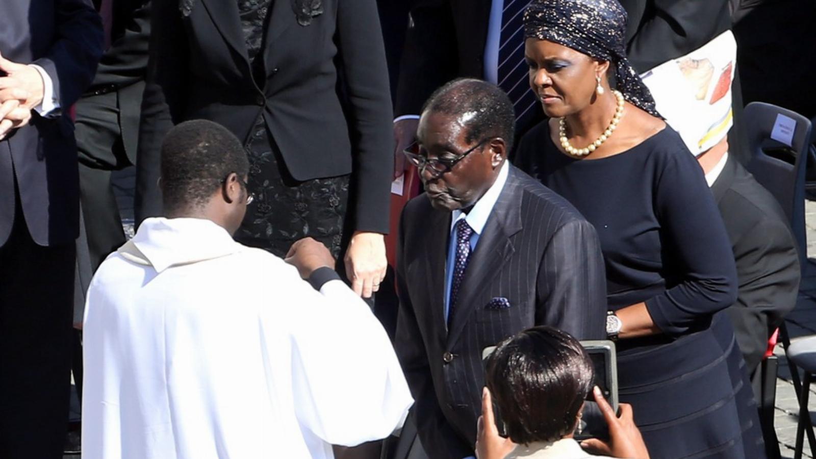 A „szentéletű” Mugabe a Vatikánban áldozik. Mögötte felesége, Grace, aki utóda lehet FOTÓ: EUROPRESS/GETTY IMAGES/FRANCO ORIGLIA