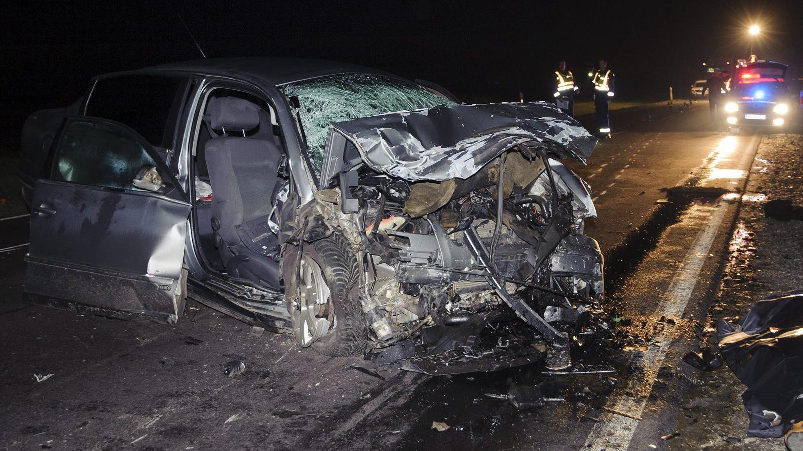 A 85-ös főúton, a veszkényi elágazásnál frontálisan ütközött két autó, a balesetben ketten meghaltak. MTI Fotó: Krizsán Csaba