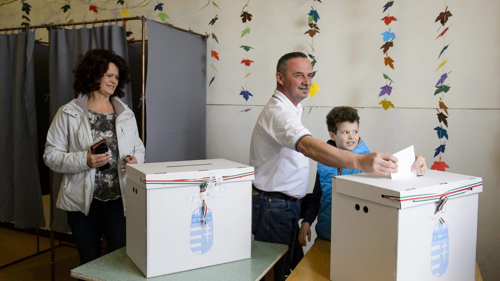 Fekete Zsolt, az MSZP, a Demokratikus Koalíció és a Tarjáni Városlakó Egyesület polgármesterjelöltje leadja szavazatát felesége,