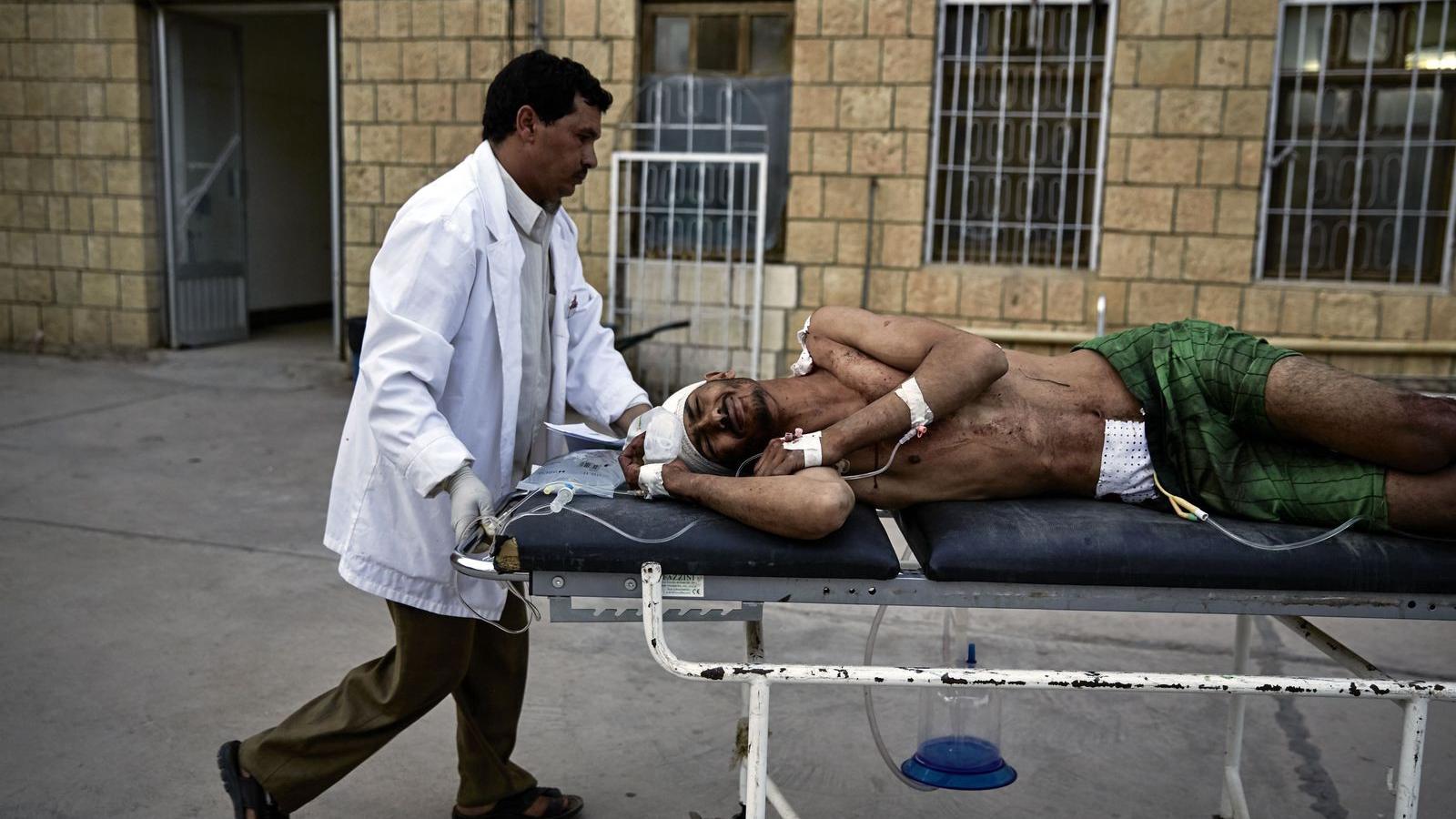 Beteget menekít az orvos egy lebombázott kórházban FOTÓ: EUROPRESS/GETTY IMAGES/SEBASTIANO TOMADA