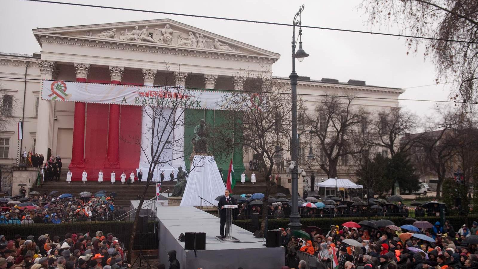 Orbán Viktor ezúttal sem a Nemzeti Múzeum lépcsőjéről, hanem kifutójáról ostorozta Brüsszelt FOTÓ: TÓTH GERGŐ