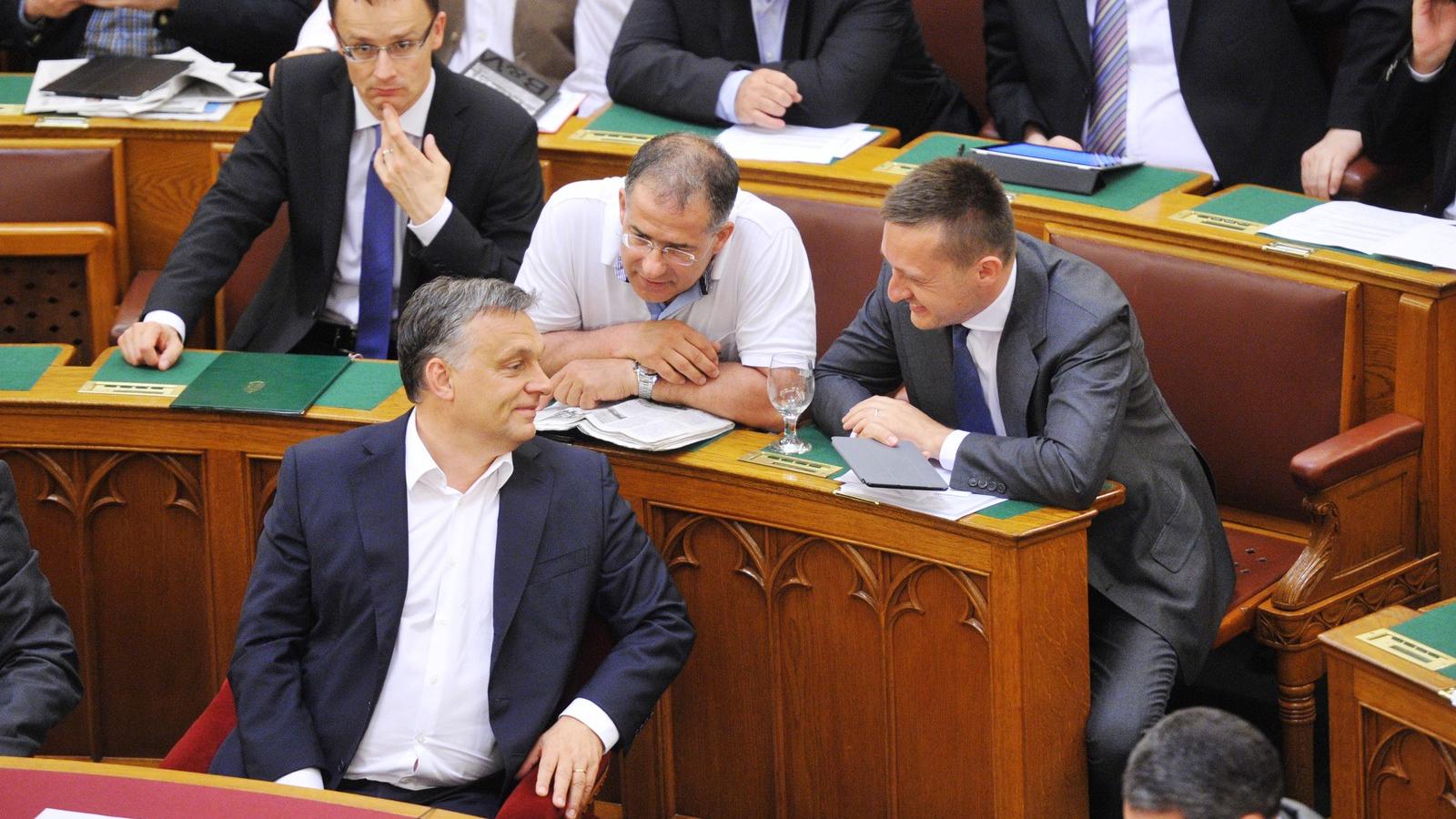 Orbán hű követői - a Fidesz új generációjának - gyűrűjében a Házban. FOTÓ: Népszava