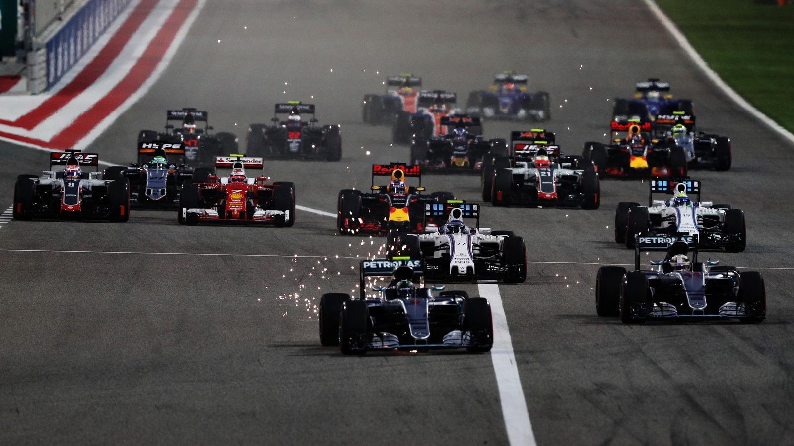 Bahrein,  Sakhir - Nico Rosberg az élen  Fotó: Mark Thompson / Getty Image)