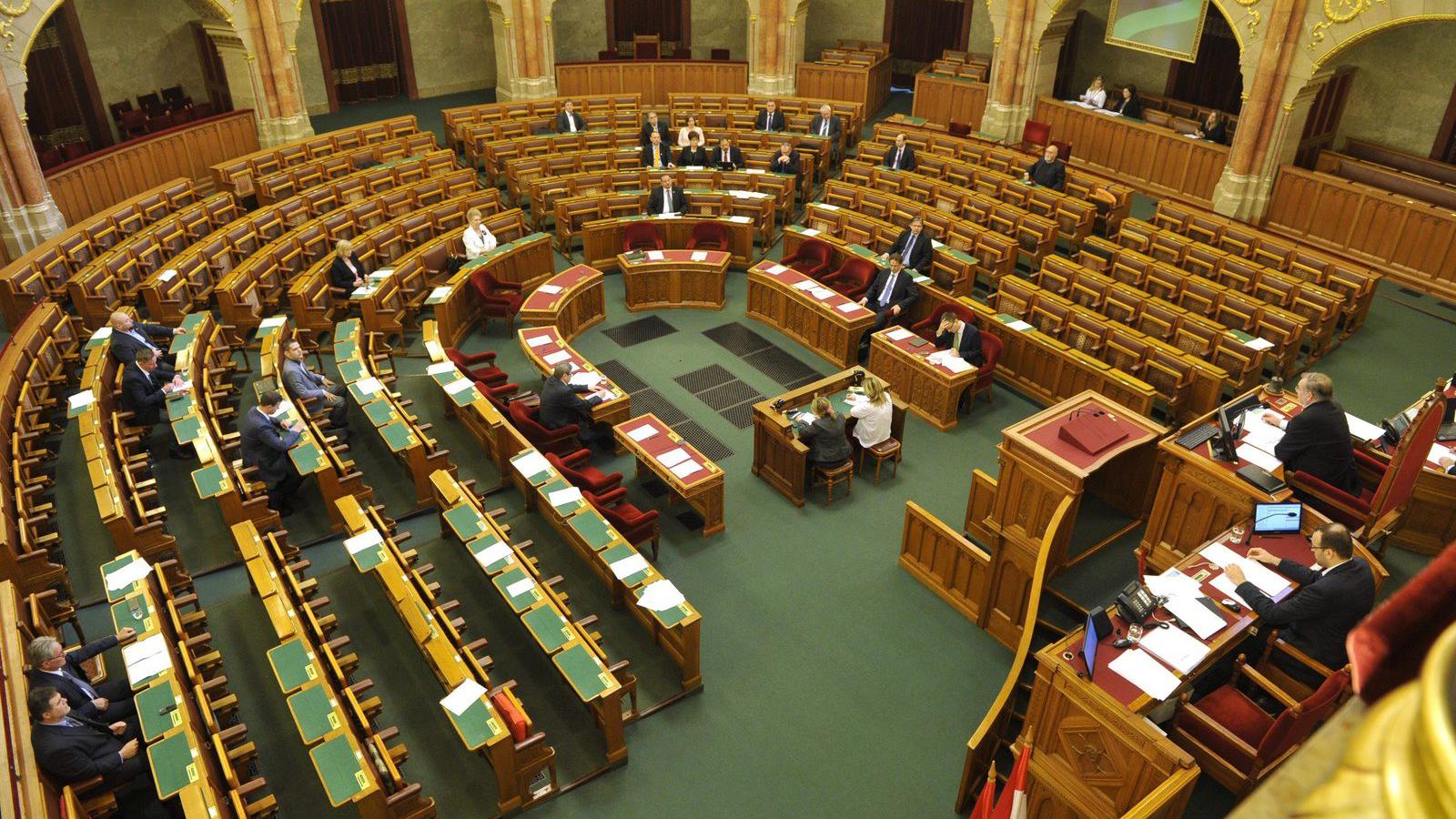 Lezsák Sándor, az Országgyűlés fideszes alelnöke elnököl az Országgyűlés plenáris ülésén 2016. április 12-én. MTI Fotó: Kovács A