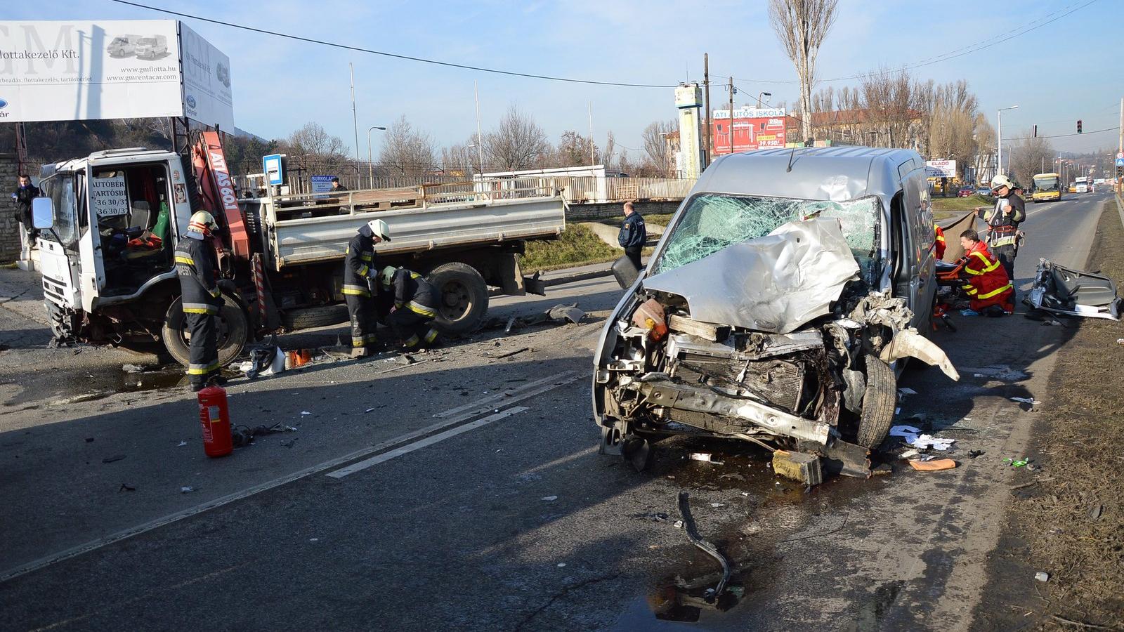 Összetört kisteherautók a fővárosi Bécsi úton, 2014. január 13-án. A baleset következtében az egyik jármű sofőrje életét vesztet