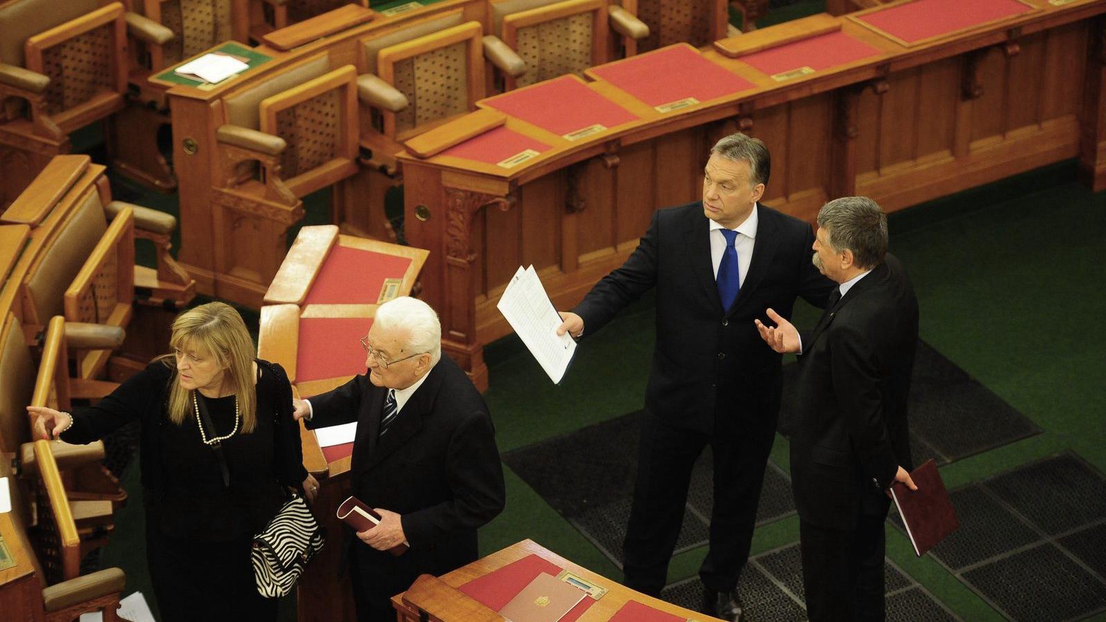 Díszvendégek: Schmidt Mária és Boross Péter keresi a helyét, miközben Orbán Viktor és Kövér László diskurál FOTÓ: MOLNÁR ÁDÁM