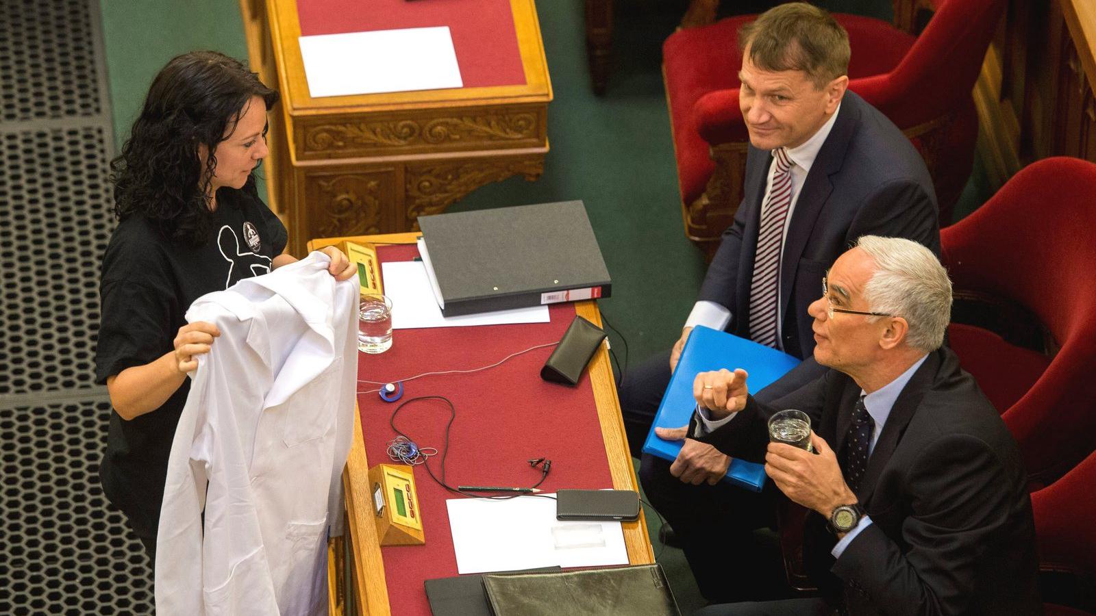 Szabó Tímea, Ónodi-Szűcs Zoltán egészségügyi államtitkár, Balog Zoltán és az „ismeretlen fehér köpeny” FOTÓ: MTI/ILLYÉS TIBOR