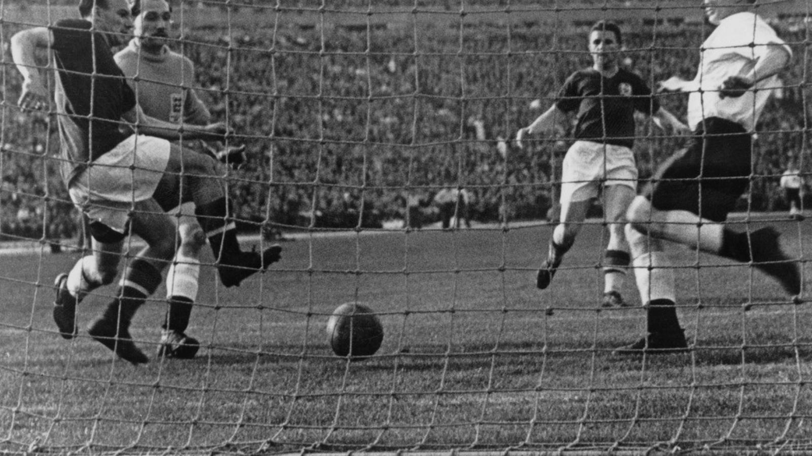 Puskás Ferenc a magyar -angol barátságos mérkőzésen a Népstadionban 1954-ben - Fotó: Keystone / Hulton Archívum / Getty Images