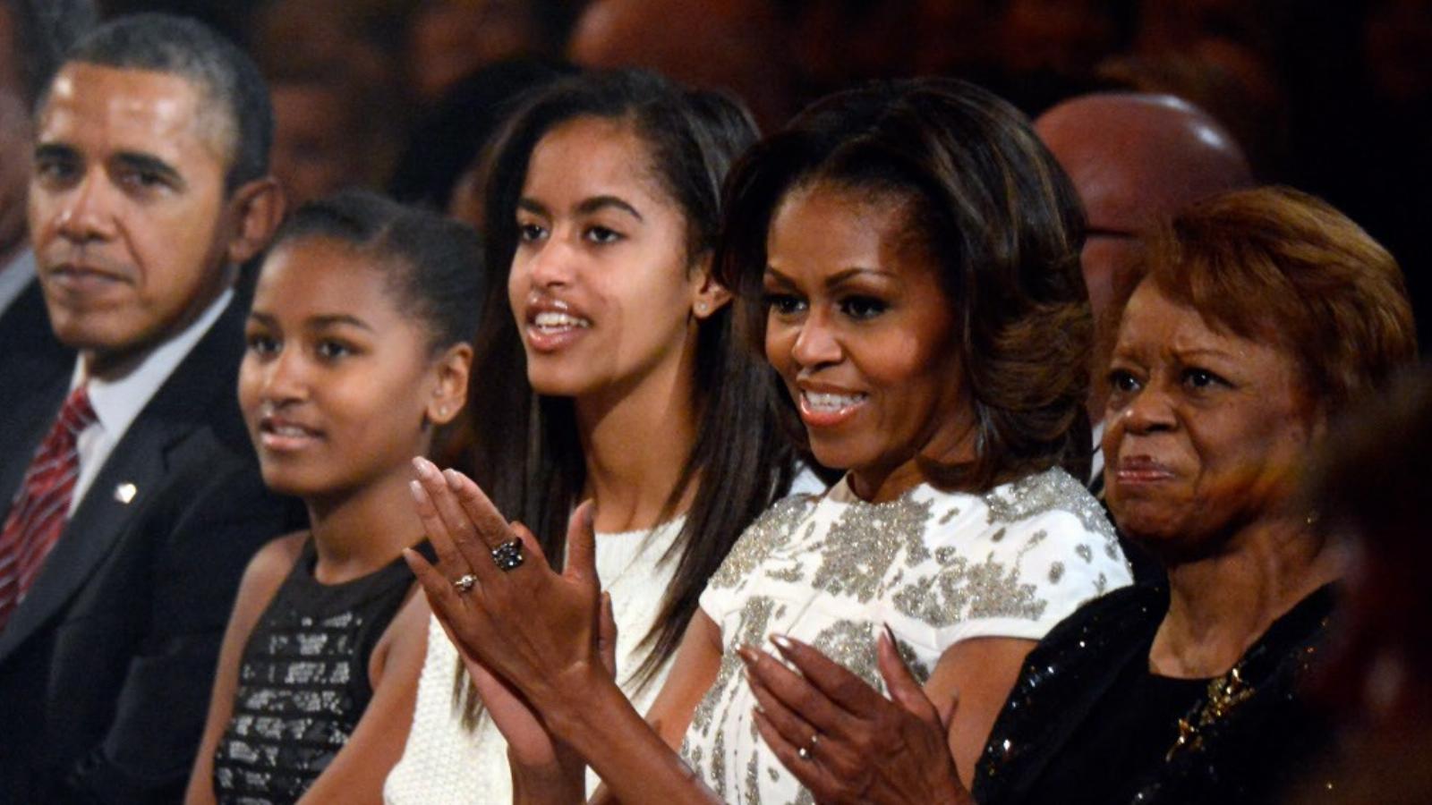 Az Obama család Michelle anyukájával, Marian Robinsonnal egy ünnepségen FOTÓ: EUROPRESS/GETTY IMAGES/KEVIN MAZUR