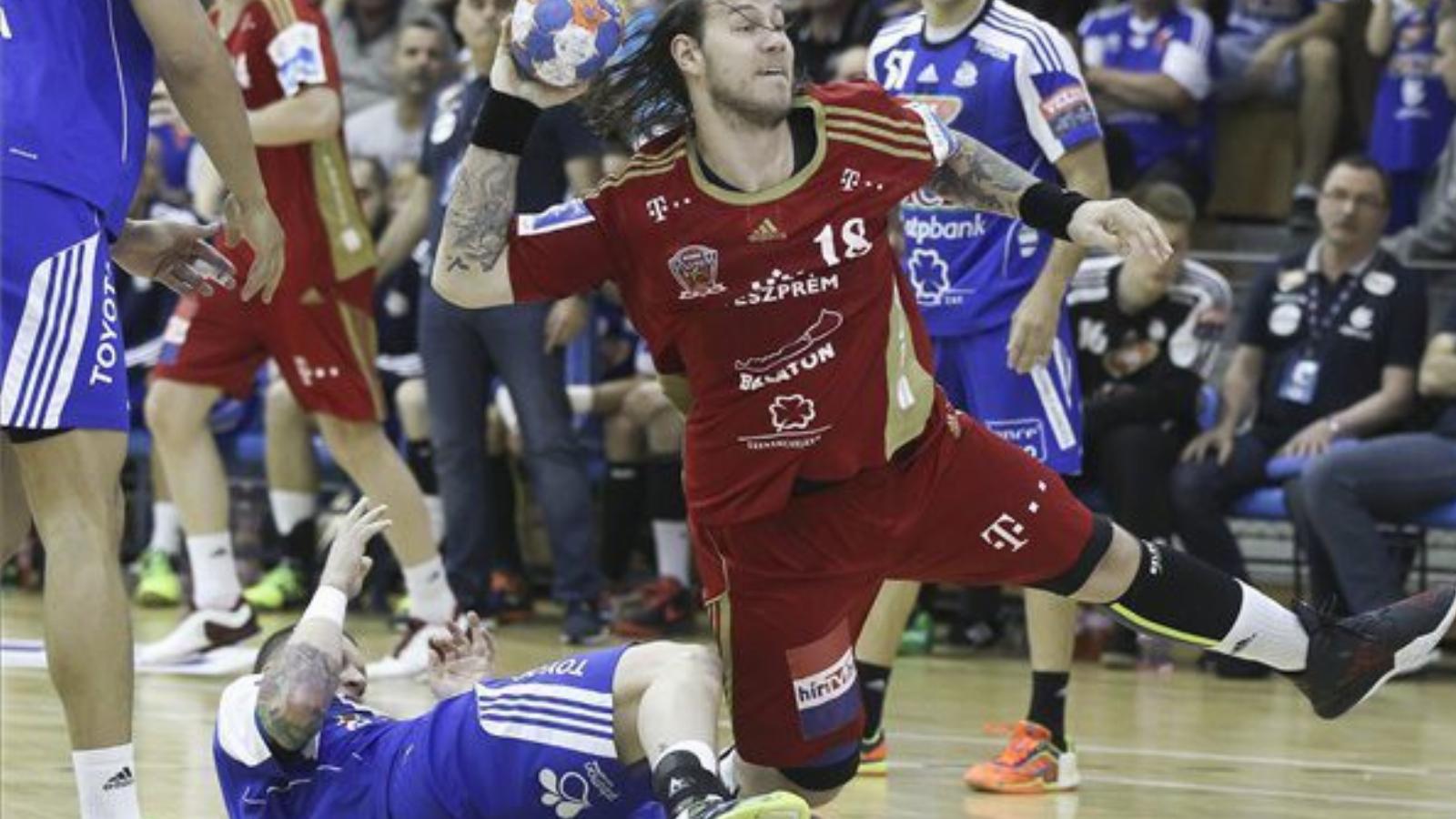 A veszprémi Andreas Nilsson (k) és a szegedi Zubai Szabolcs (lent) a K&H férfi liga rájátszásában, a MOL-Pick Szeged - MVM Veszp