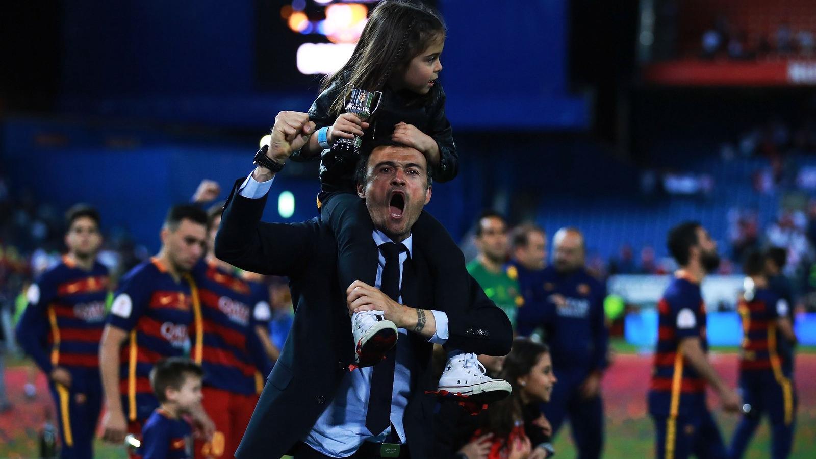 Luis Enrique kislányával ünnepelte a trófeát
FOTÓ: EUROPRESS/GETTY IMAGES/GONZALO ARROYO MORENO