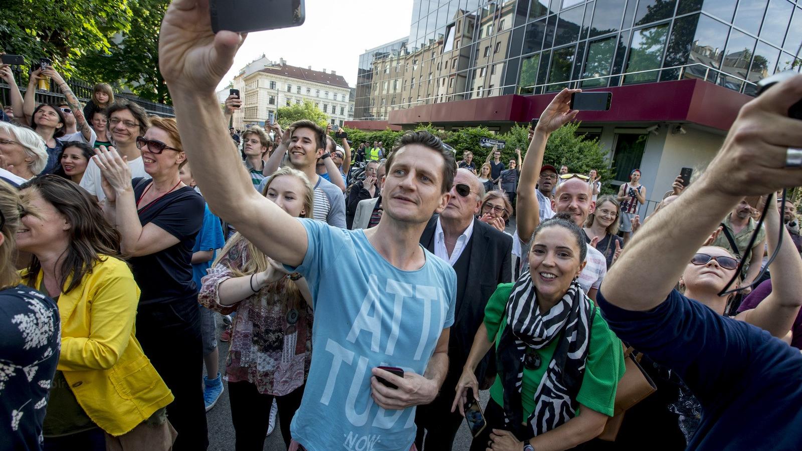 Az emberek Alexander Van der Bellen sikerének örülnek május 23-án Bécsben.  Fotó: Jan Hetfleisch / Getty Images