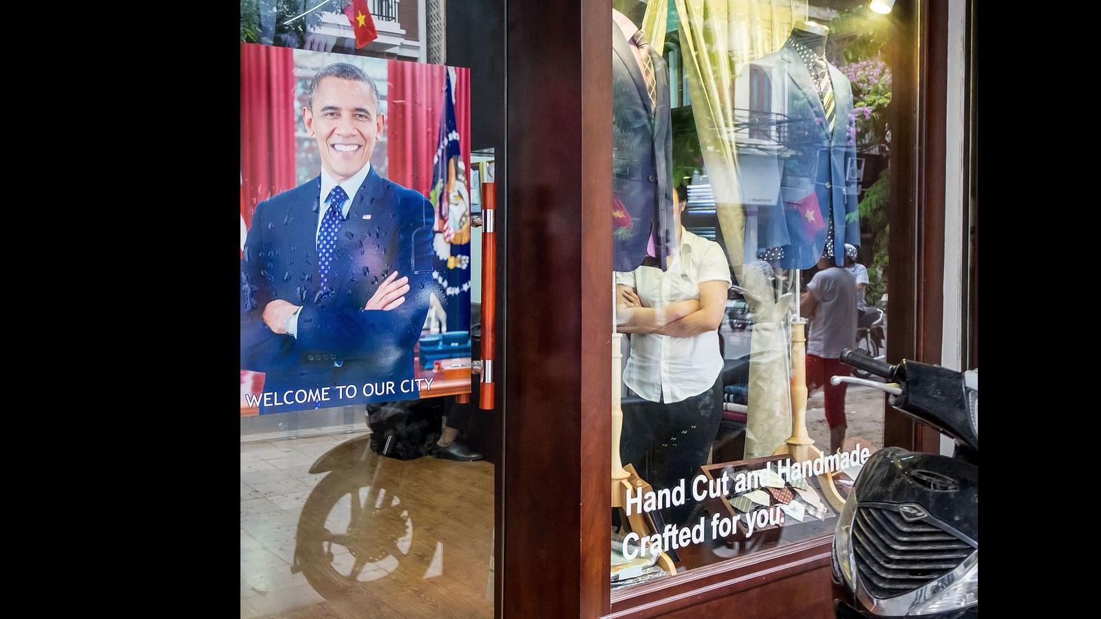 Plakátokkal üdvözölték Obamát a hanoi bolttulajdonosok FOTÓ: EUROPRESS/GETTY IMAGES/LINH PHAM