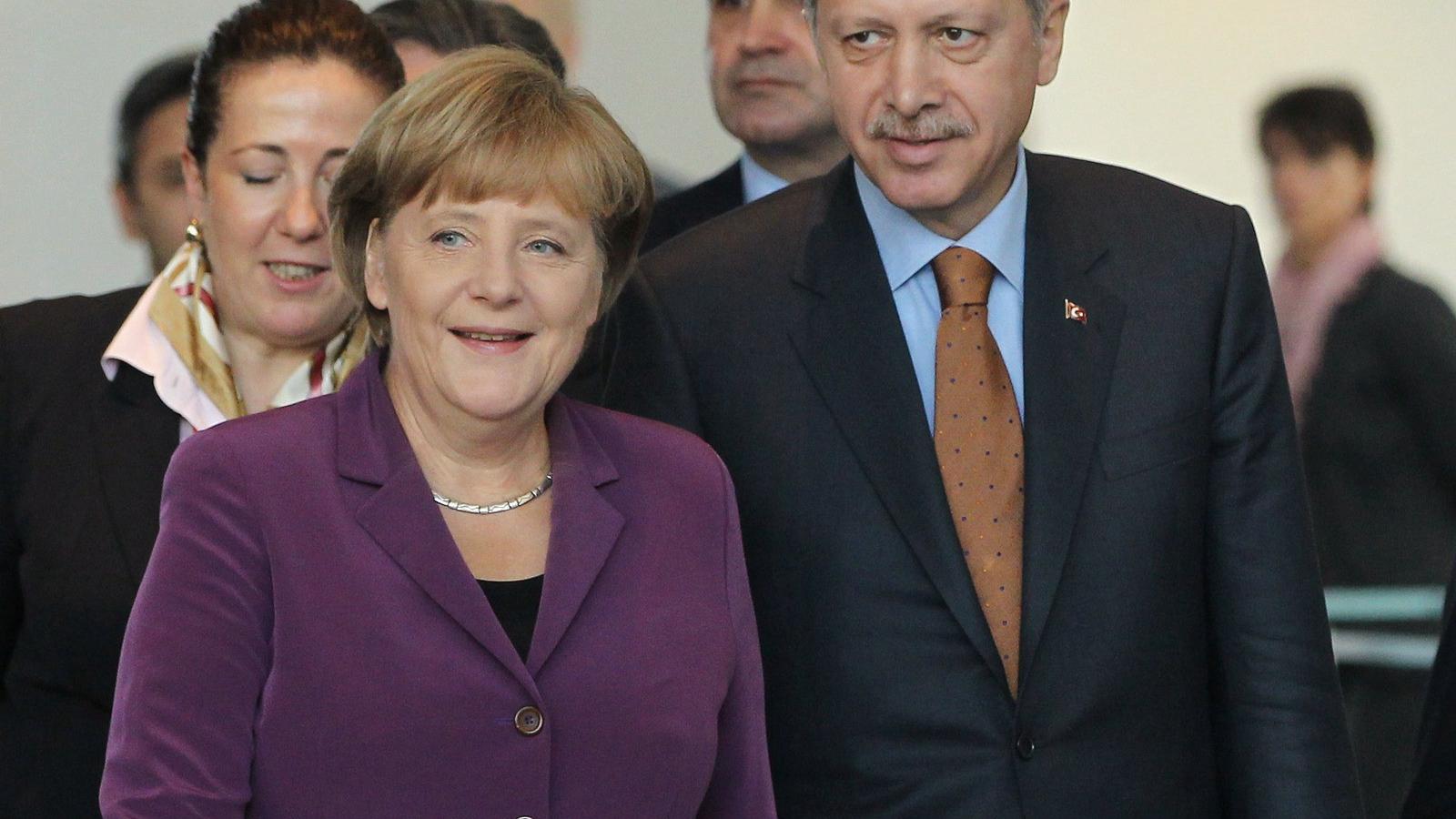 Merkel, mögötte Erdogan. FOTÓ: Sean Gallup/Getty Images