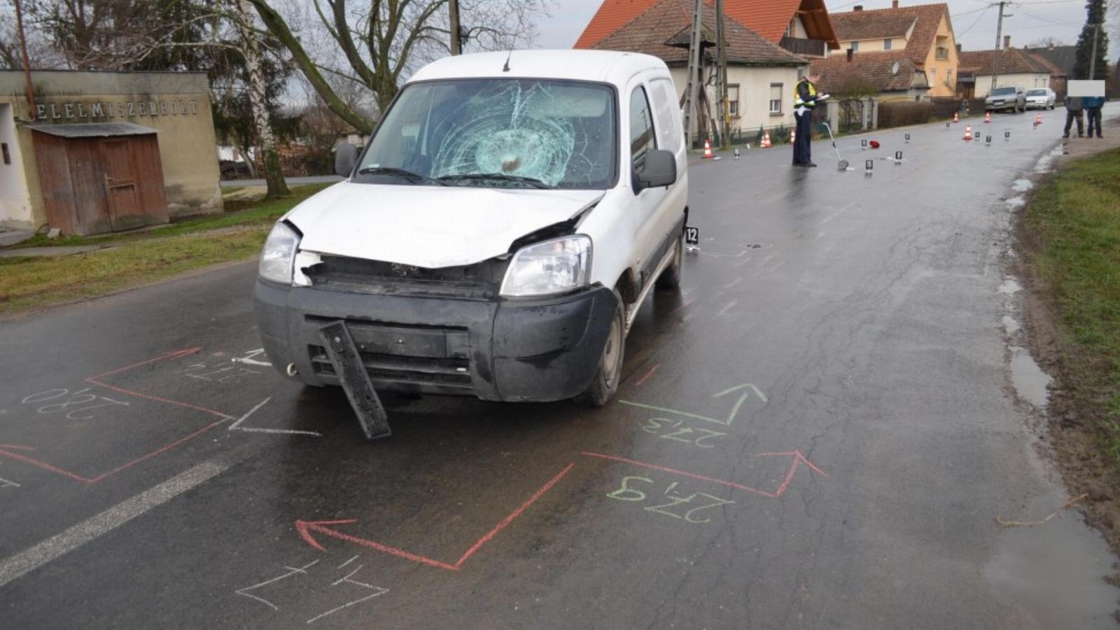 Egy furgon ütötte el a 69 éves asszonyt Felsőrajkon. Fotó: police.hu