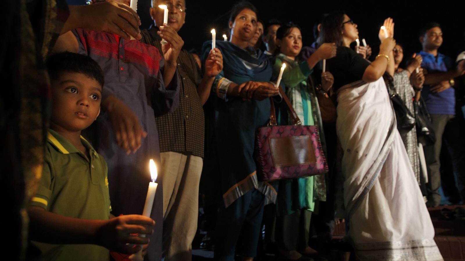 Bangladesben gyertyákat gyújtottak az áldozatok emlékére FOTÓ: EUROPRESS/GETTY IMAGES