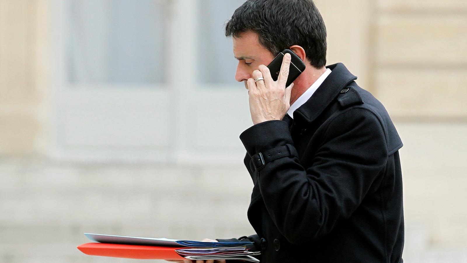 Manuel Valls telefonálás közben. FOTÓ: Thierry Chesnot/Getty Images