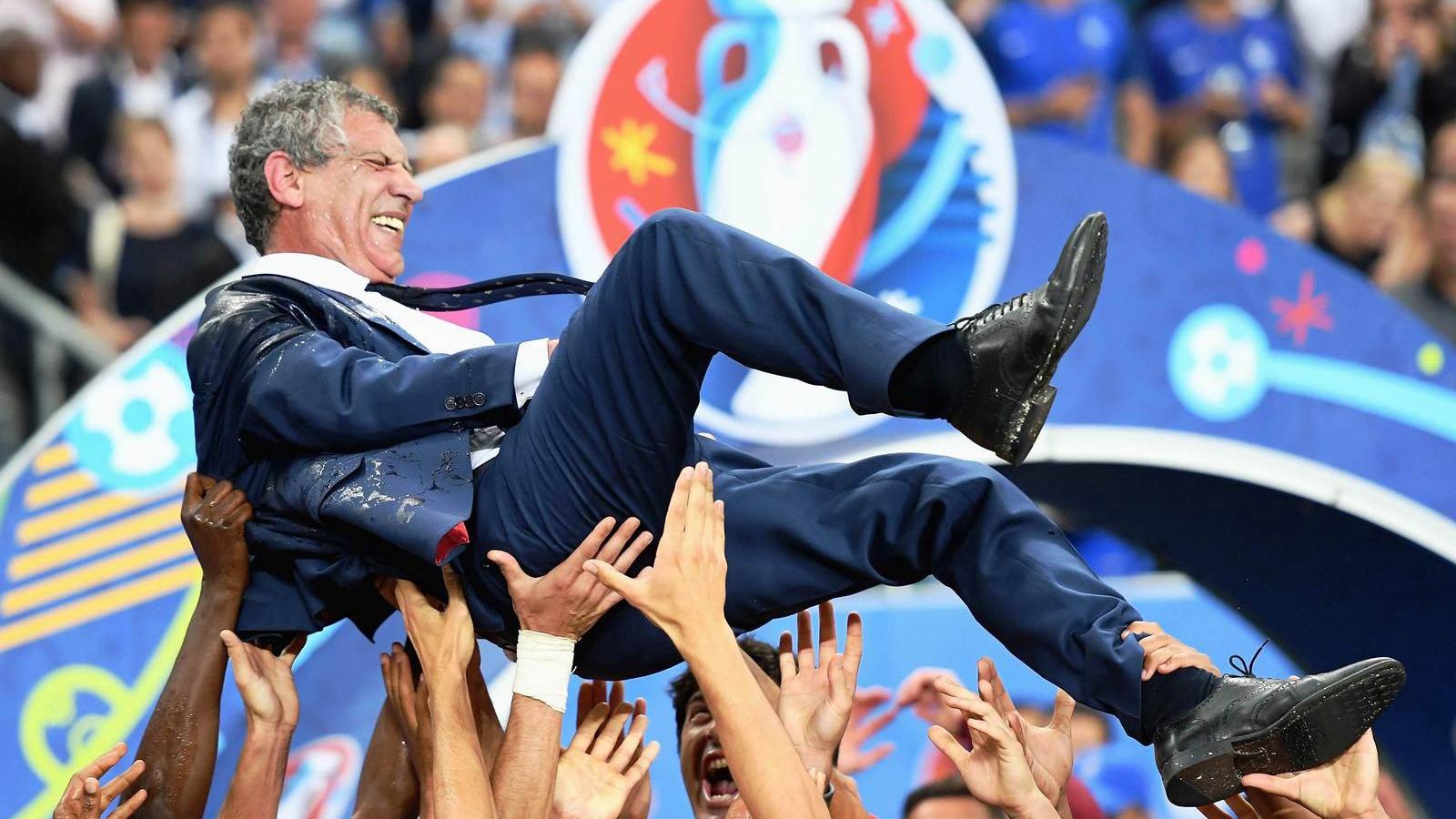 Fernando Santos szövetségi kapitányt szó szerint a levegőbe repítették FOTÓK: EUROPRESS/GETTY IMAGES