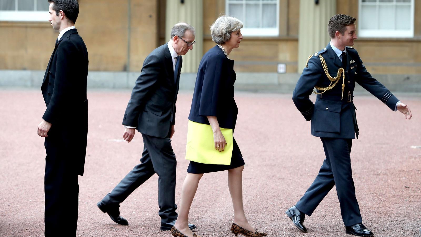  Theresa May és férje, Fülöp érkezik Buckingham Palotába II. Erzsébethez. Fotó: Steve Parsons/ Getty Images
