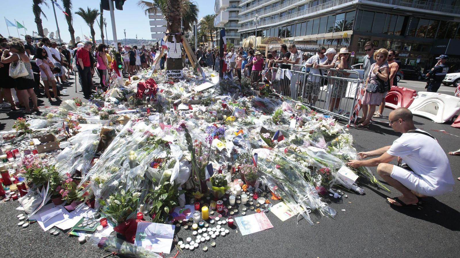 Főhajtás a Promenade des Anglais-n – virágokkal, gyertyákkal tisztelegnek FOTÓ: EUROPRESS/GETTY IMAGES/PATRICK AVENTURIER