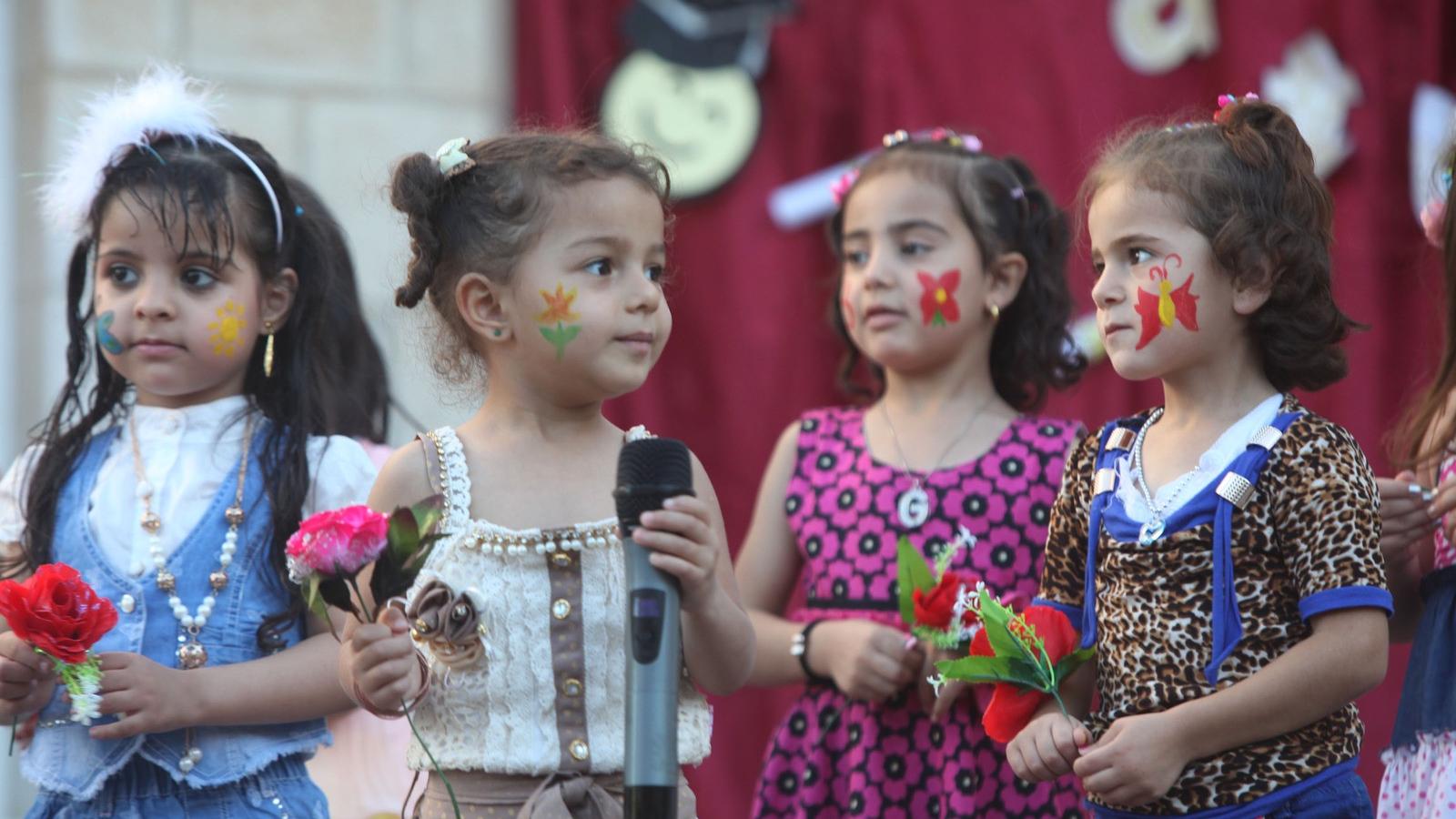 Szíriai menekültgyerekek Jordániában egy óvodai rendezvényen - Fotó: Jordan Pix / Getty Images