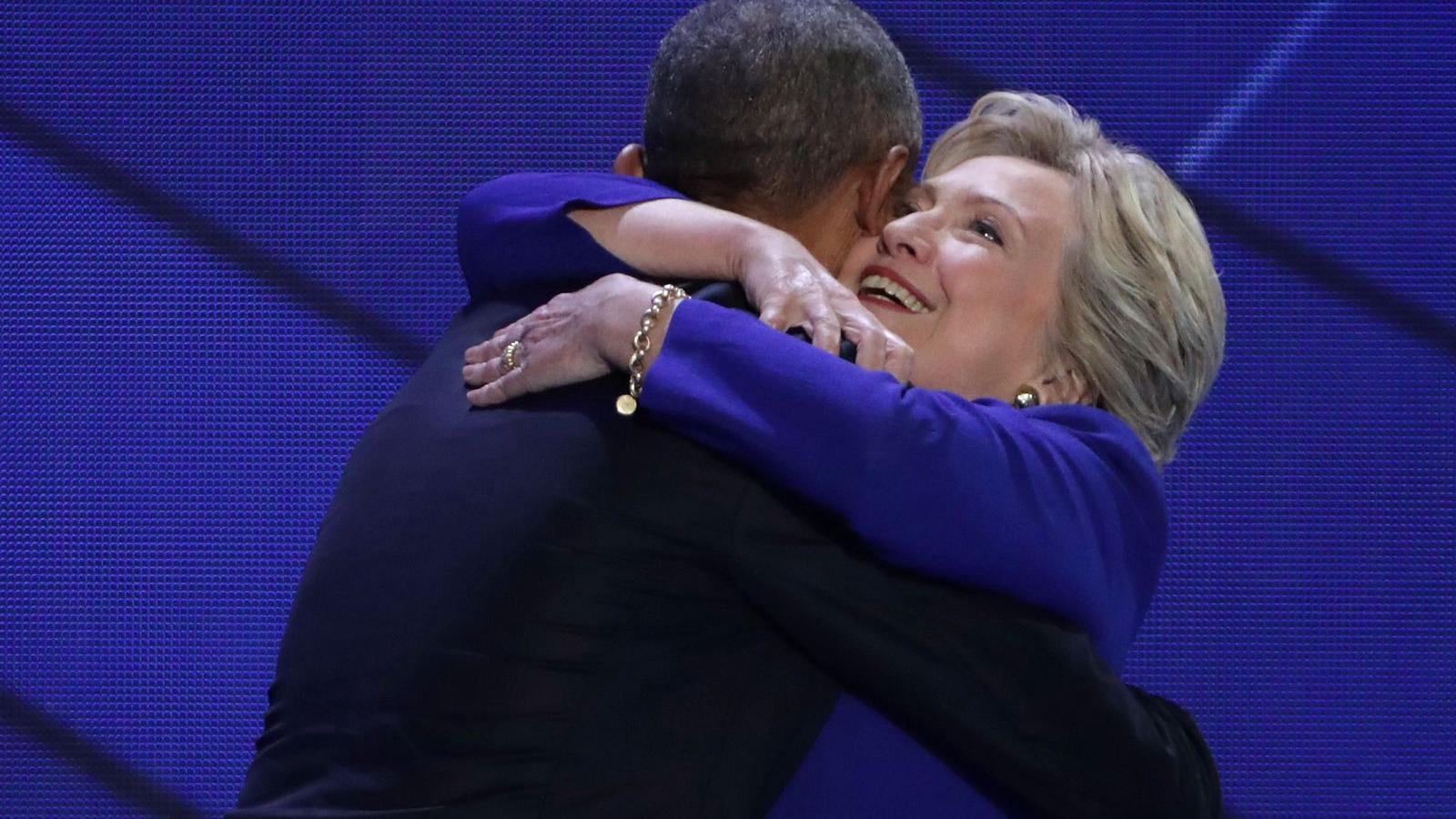 Barack Obama és Hillary Clinton összeölelkezett a pódiumon FOTÓ: EUROPRESS/GETTY IMAGES/ALEX WONG