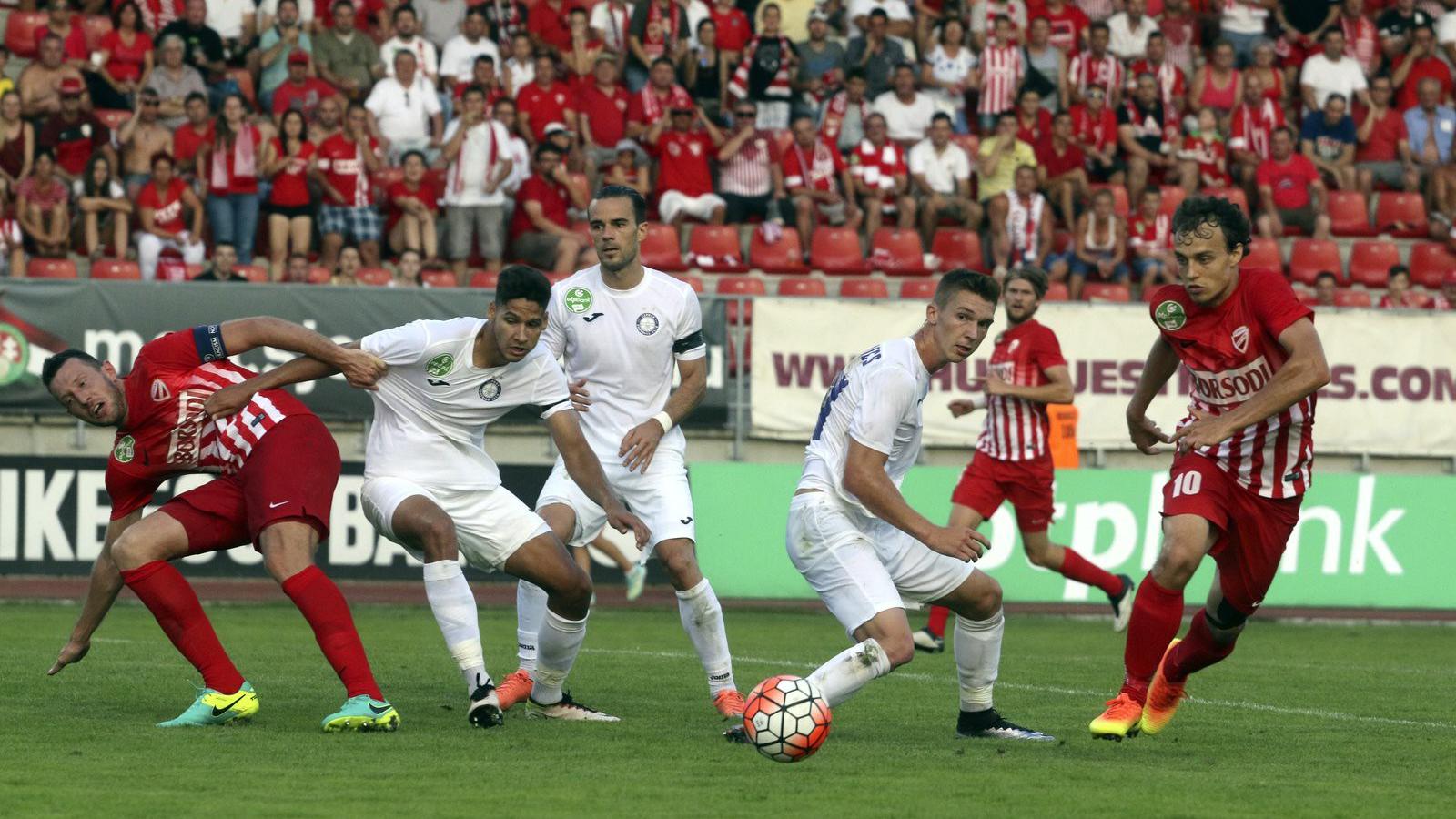 A Diósgyőr játékosai (csíkosban) legutóbb legyőzték az Újpestet, most a Fradi stadionjában nyernének FOTÓ: MTI/VAJDA JÁNOS