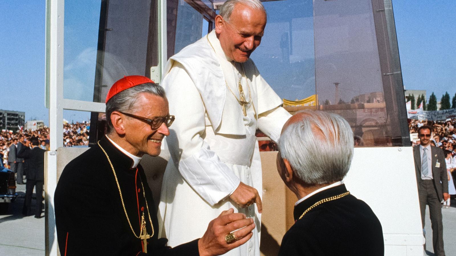 II. János Pál pápa egy 1983-as felvételen, előtte Franciszek Macharski.FOTÓ: Chuck Fishman/Getty Images