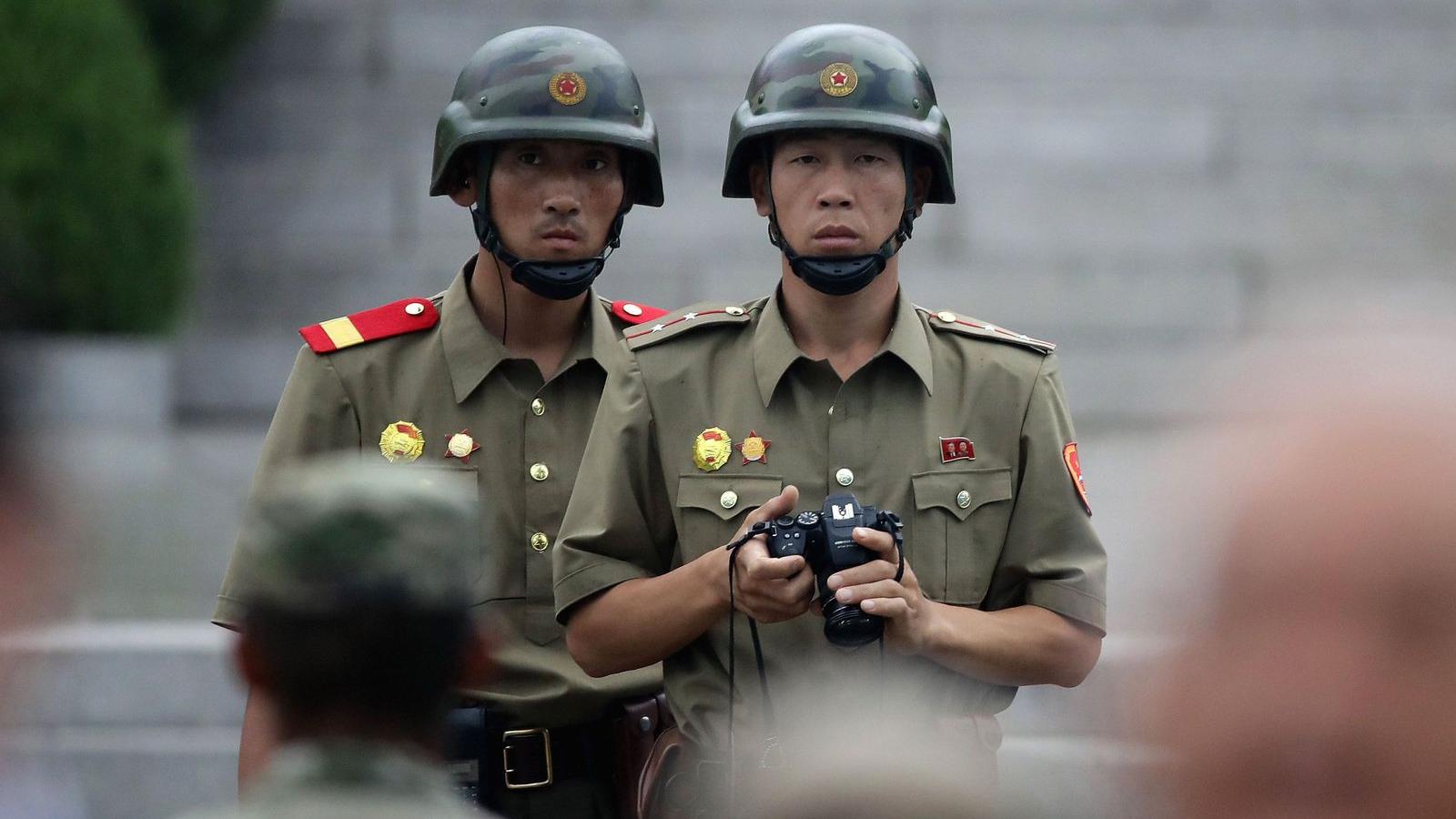 Észak-koreai katonák fi gyelik a délieket a panmindzsoni demarkációs vonal túloldaláról FOTÓ: EUROPRESS/GETTY IMAGES/CHUNG SUNG-