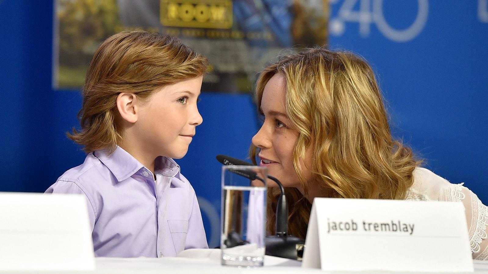 Jacob Tremblay és Brie Larson beszélget a sajtótájékoztató színpadán  a 2015-ös Torontói Nemzetközi Filmfesztiválon - Fotók: Get