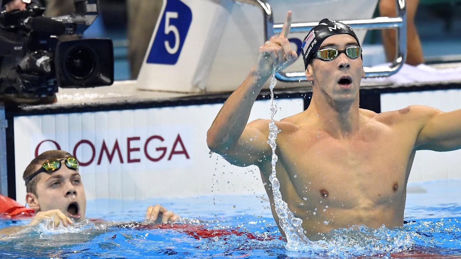 A győztes amerikai Michael Phelps és a harmadik helyezett Kenderesi Tamás a célban  Fotó: MTI/Illyés Tibor