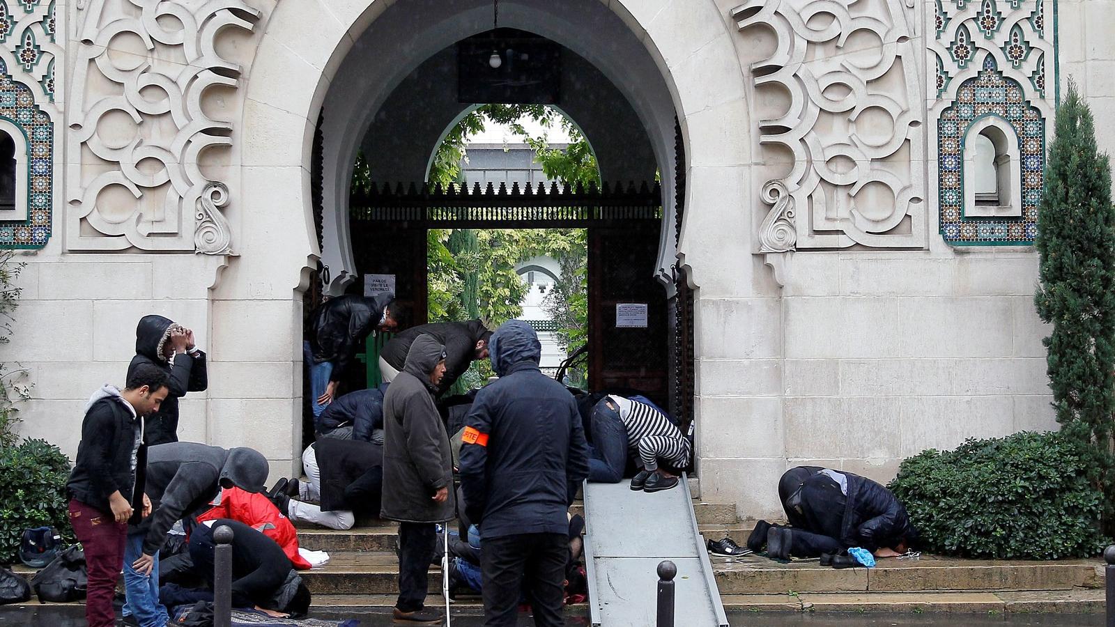 Ismét egyre bizalmatlanabbul tekintenek a francia mecseteknél imádkozó muzulmánokra FOTÓ: EUROPRESS/GETTY IMAGES/THIERRY CHESNOT