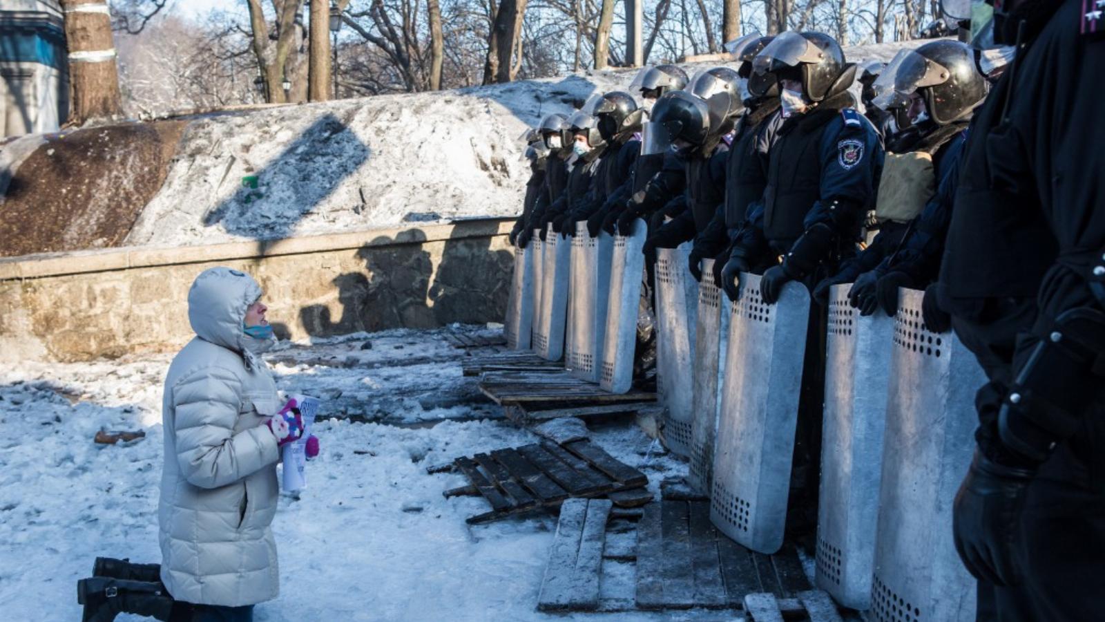 Egyesek Molotov-koktéllal, mások imával próbálnak hatni a rohamrendőrökre FOTÓ: EUROPRESS/GETTY IMAGES/BRENDAN HOFFMAN