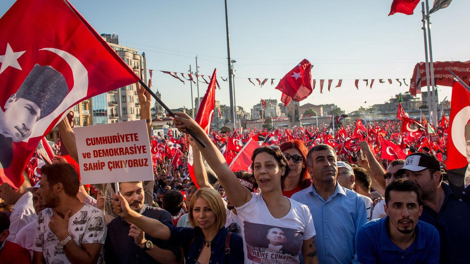 Tüntetés a demokráciáért, az Atatürk által létrehozott modern Törökországért FOTÓ: GETTYIMAGES/CHRIS MCGRATH