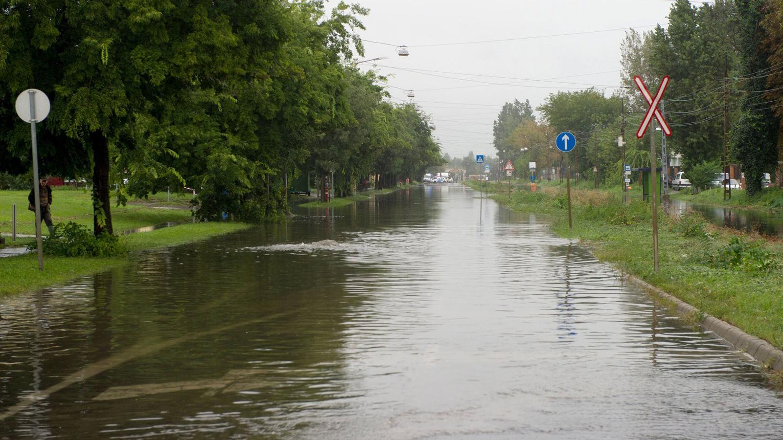 Víz borítja a X. kerületi Maglódi utat a Jászberényi út és a Kocka utca között. Az esőzés miatt összegyűlt vízben járművek akadt