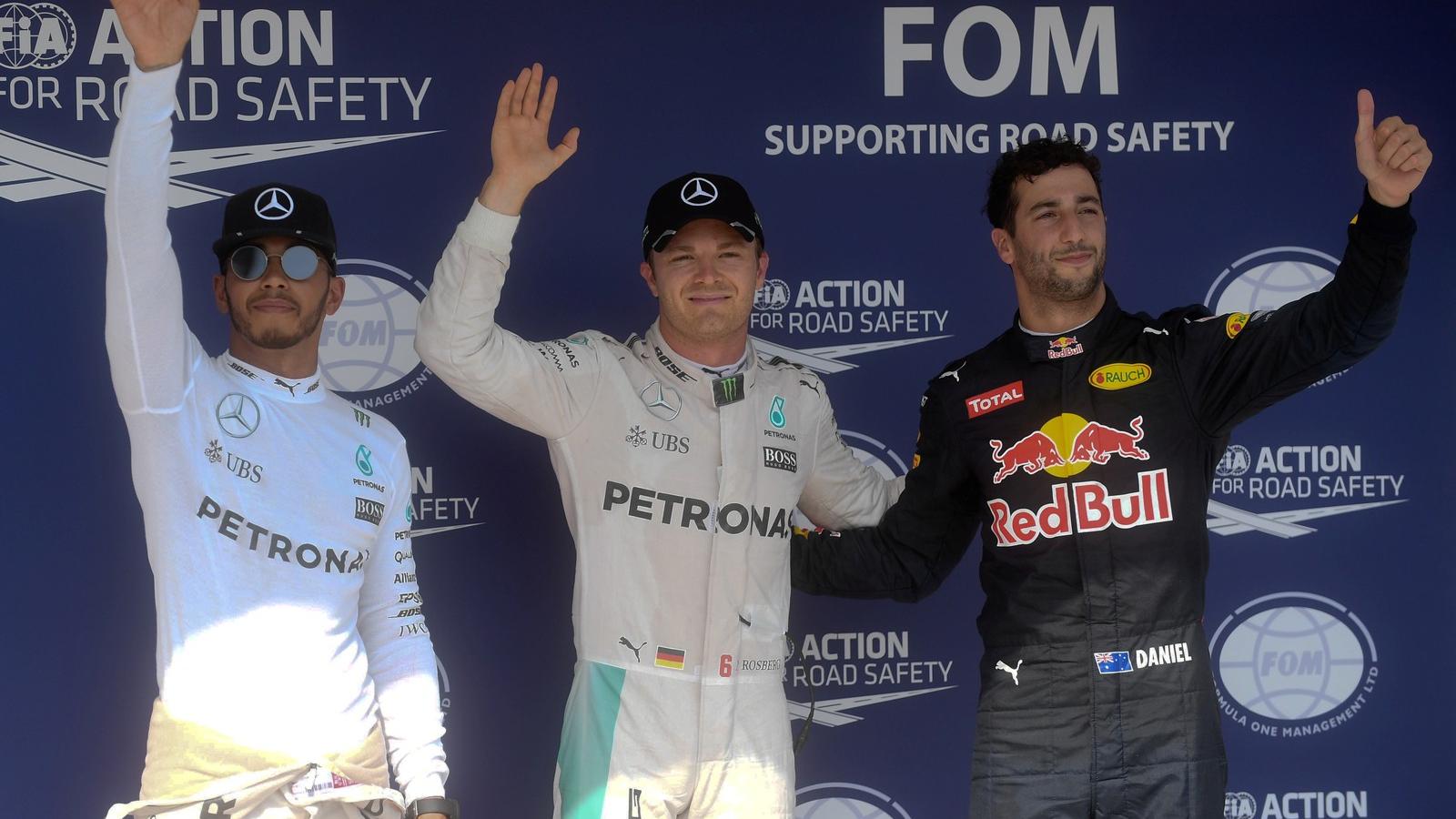 Az utóbbi hetek teljesítménye alapján Rosberg (középen) került a középpontba. Mellette Hamilton (balra) és Ricciardo FOTÓ: TÓTH 