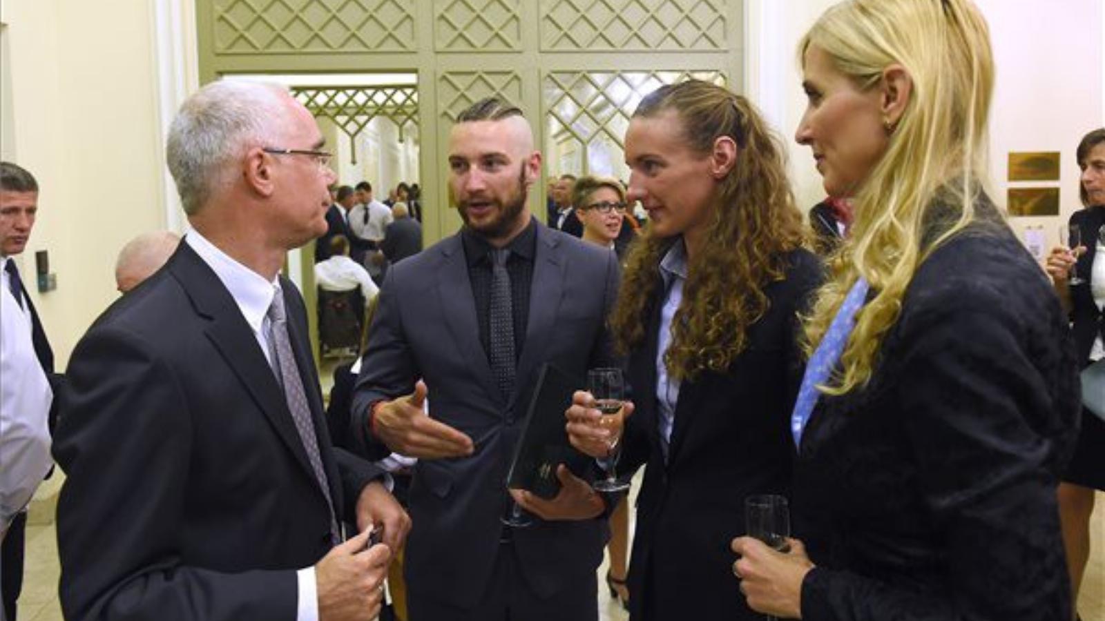  Balog Zoltán, az emberi erőforrások minisztere (b), Hosszú Katinka háromszoros olimpiai, ötszörös világ-, és tizenháromszoros E