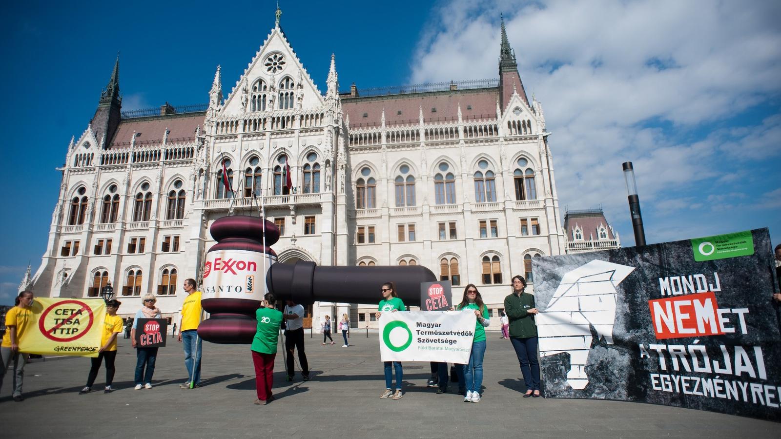 A Parlament előtt tiltakozó zöld szervezetek nem engednék a hazai piacra a tengerentúli vállalatokat  FOTÓ: TÓTH GERGŐ 