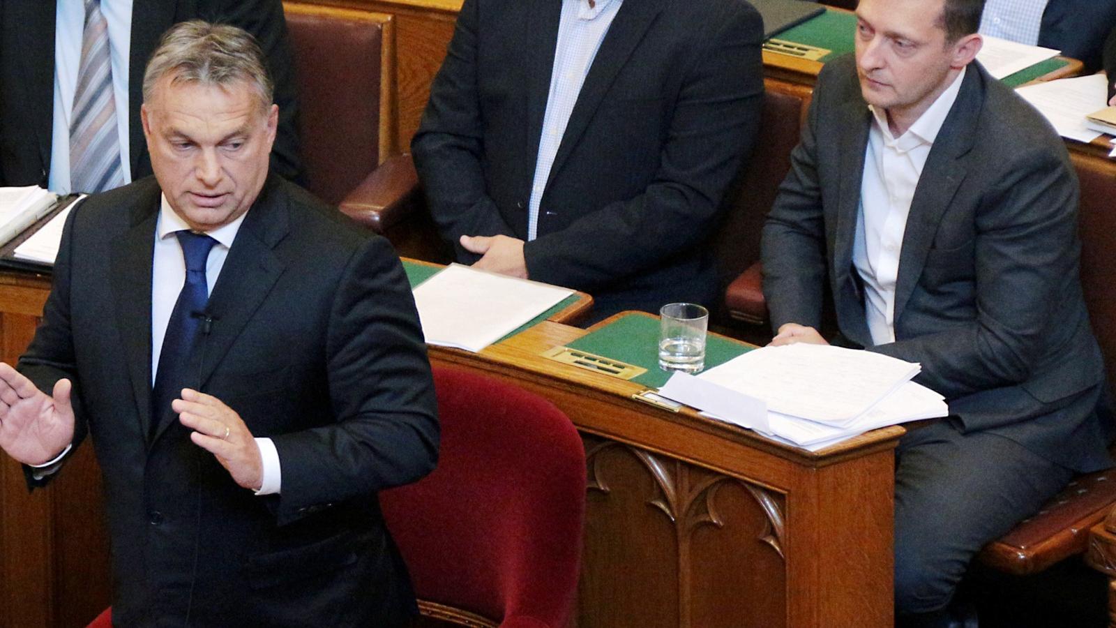 Orbán beáll Rogán mögé? Illusztráció: Molnár Ádám/Népszava