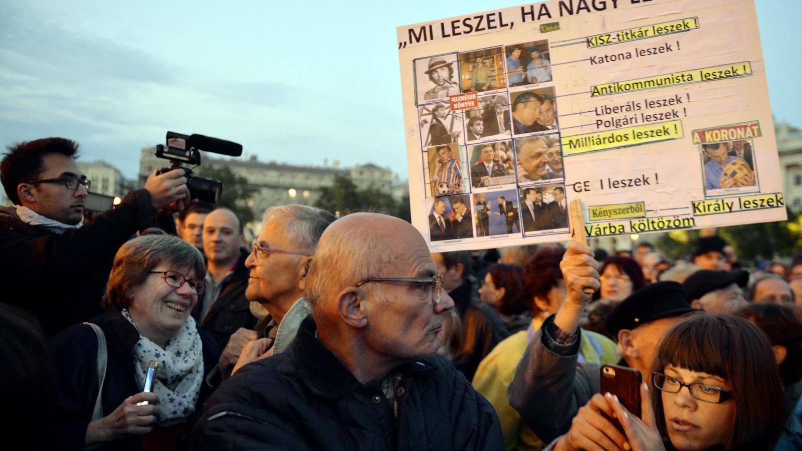 A férfi a tüntetésen ájult el a tömegben. Illusztráció: Szalmás Péter