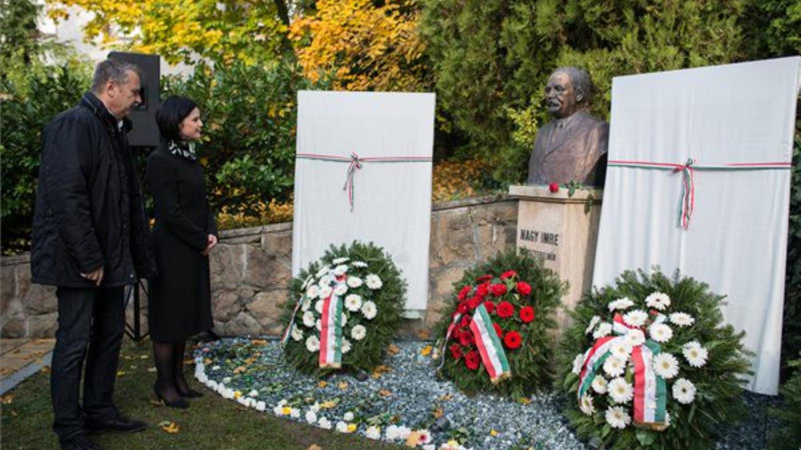 Molnár Gyula, Magyar Szocialista Párt elnöke és Kunhalmi Ágnes, a párt budapesti elnöke a Nagy Imre Emlékház udvarán MTI Fotó: K