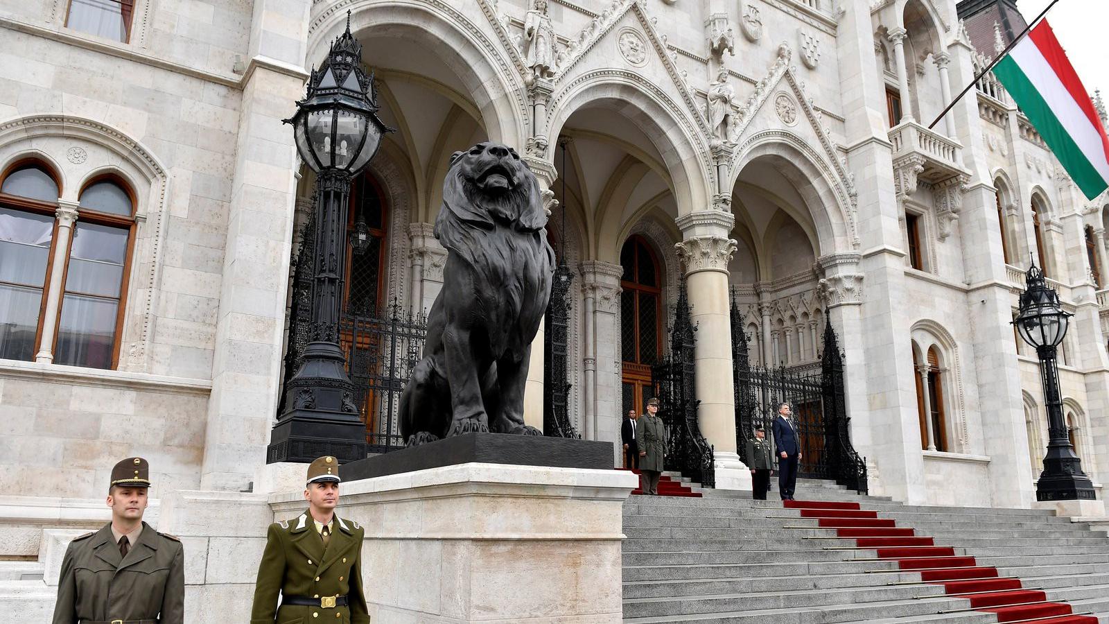 A Kossuth téri sortűz áldozatai emlékére félárbócra engedték a Magyar Köztársaság zászlóját -  MTI Fotó: Illyés Tibor