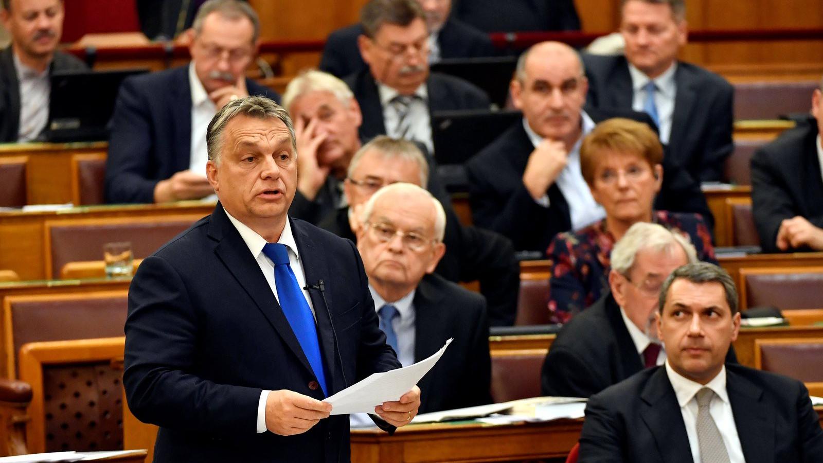 Orbán az Országházban védte meg Pharaont október 25-én. MTI Fotó: Illyés Tibor