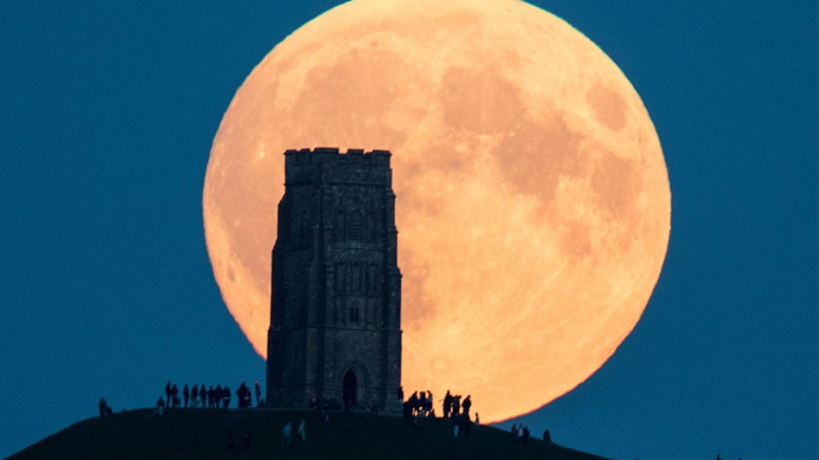 Az angliai Glastonbury Tornál fényképeztek la hasonló jelenséget. Fotó: Matt Cardy / Getty Images