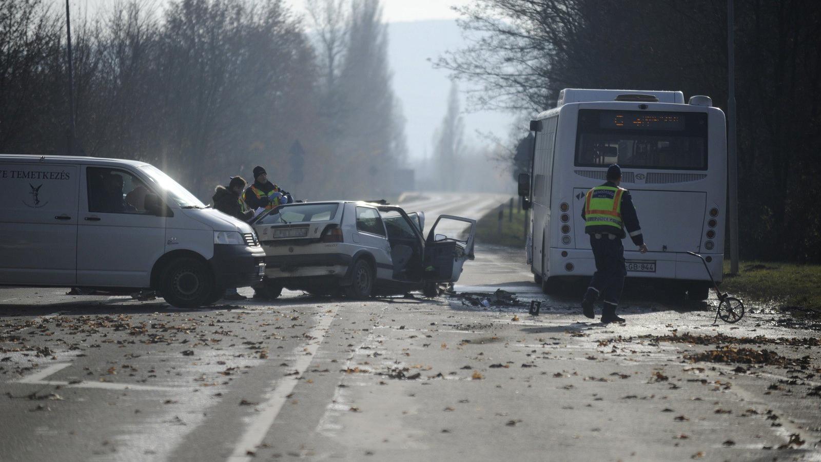 Az 1-es főúton a karambolban a személykocsi vezetője életét vesztette FOTÓ: MTI/MIHÁDÁK ZOLTÁN