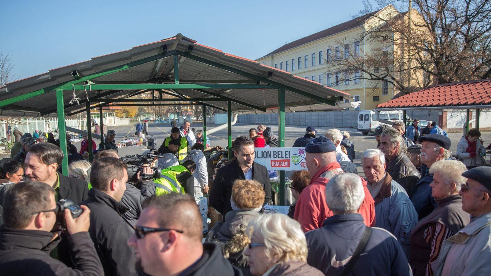 Vona Gábor a jótékony - Ruhaosztás Orosházán MTI fotó/Rosta Tibor